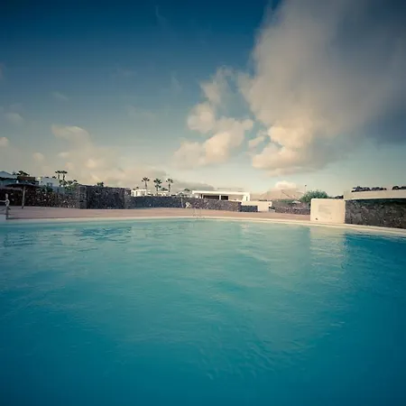 Backpackers Playa Blanca Bed and breakfast